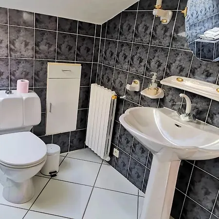 Vue à Bastia, Terrasse Et Piscine Privée.