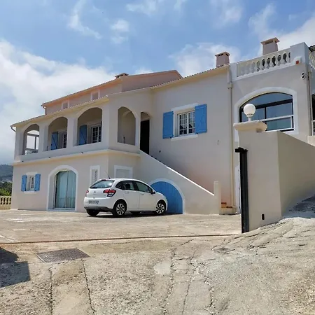 Vue à Bastia, Terrasse Et Piscine Privée. *