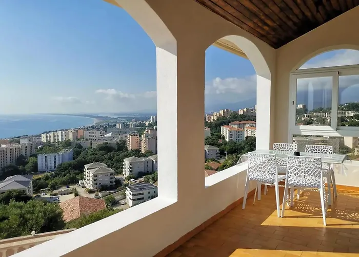 Vue A Bastia, Terrasse Et Piscine Privee. 바스티아