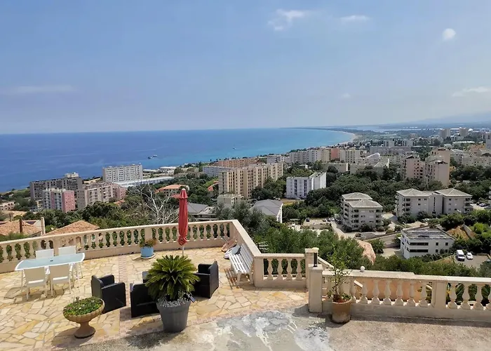 Vue A Bastia, Terrasse Et Piscine Privee. 바스티아